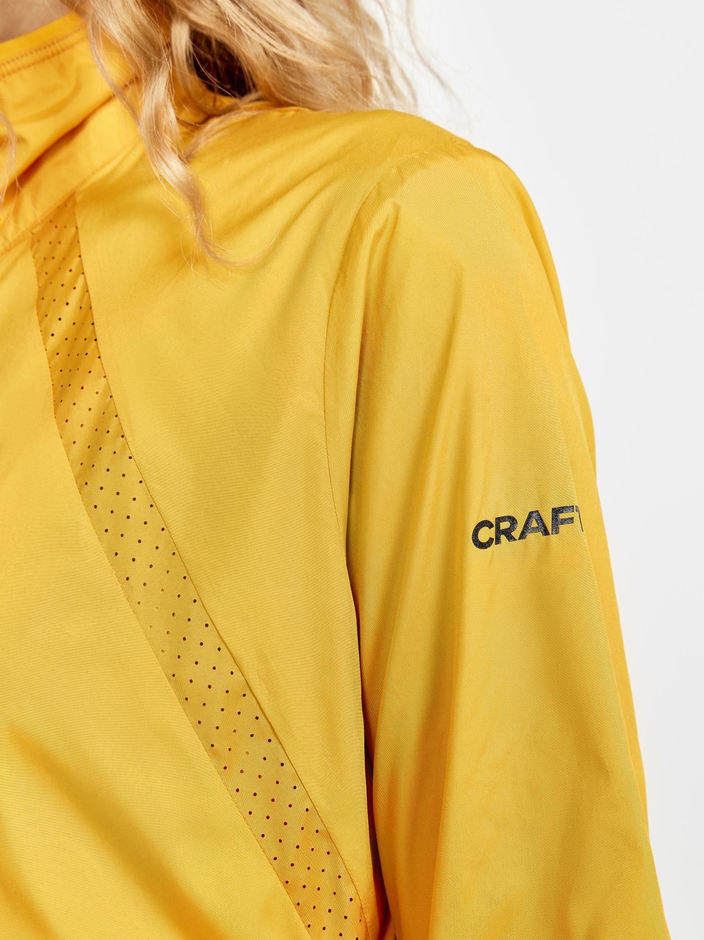 WOMEN'S ADV ESSENCE WIND JACKET Craft Sportswear NA