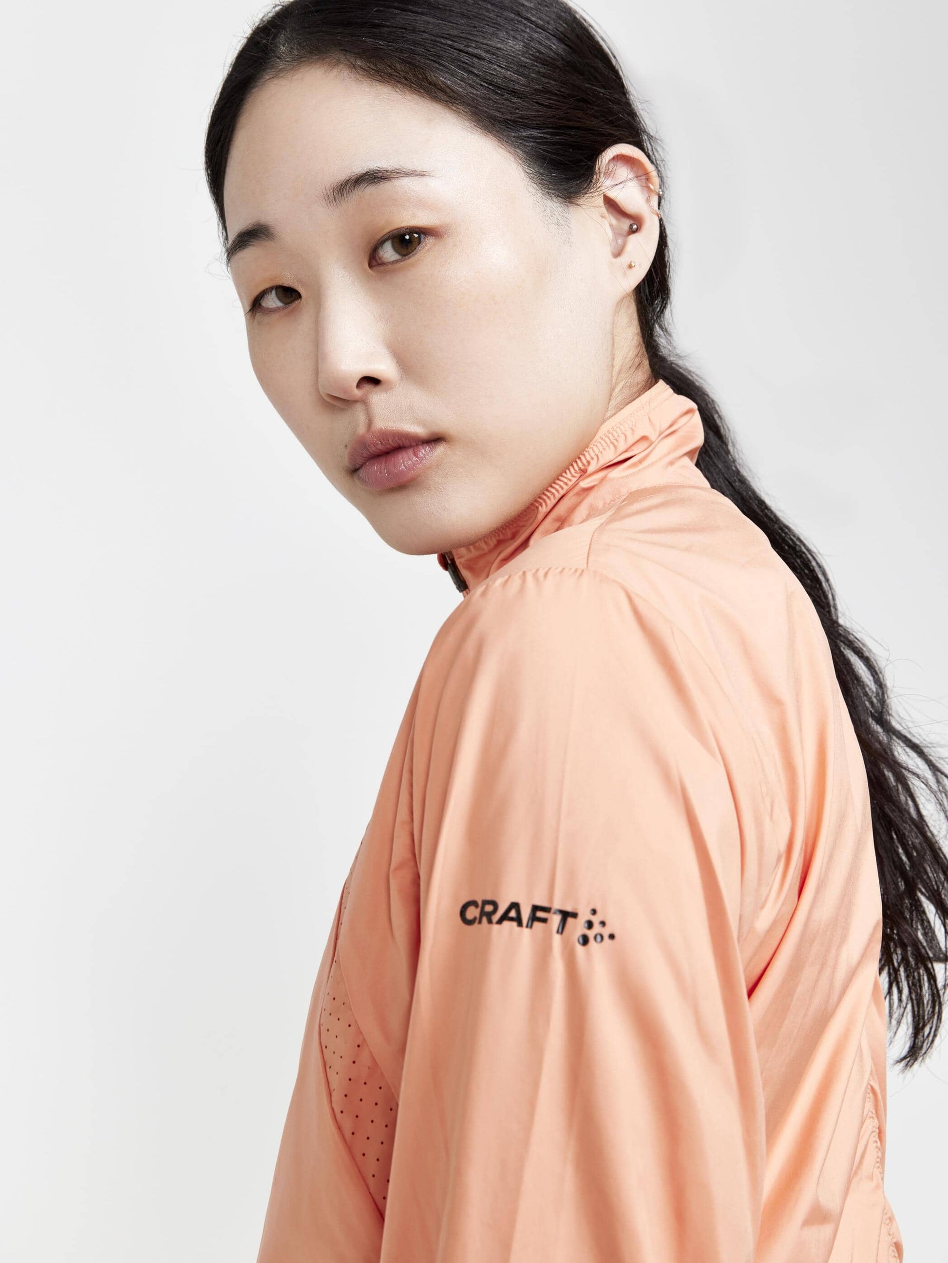 WOMEN'S ADV ESSENCE WIND JACKET Craft Sportswear NA