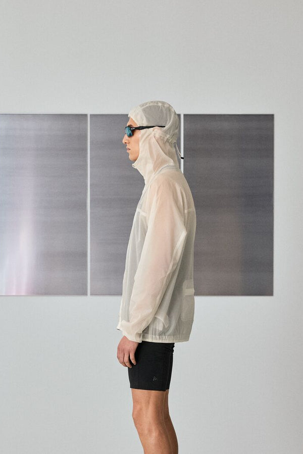 04 <br>Minimalist aerodynamic design for a modern, effortless fit